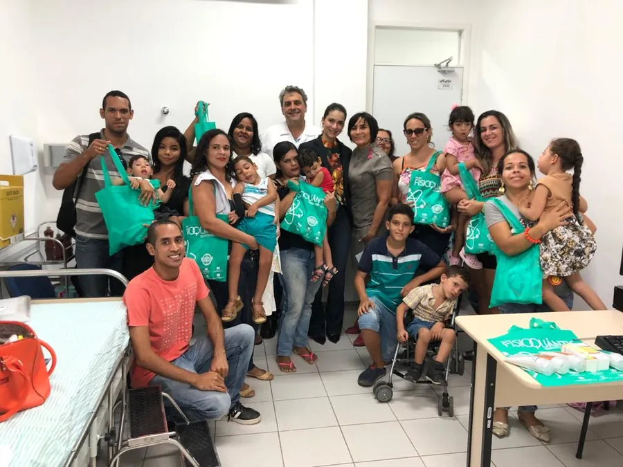 Famílias e equipe reunidas no projeto com crianças com microcefalia